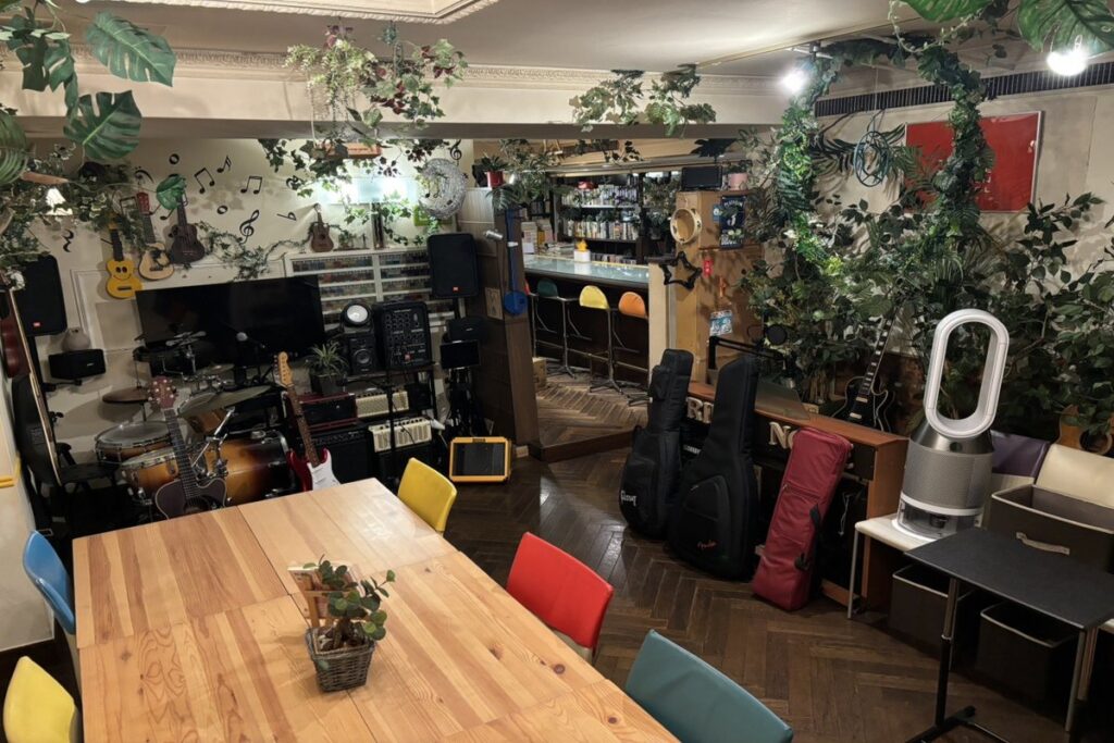 本棚とカウンターのある店内