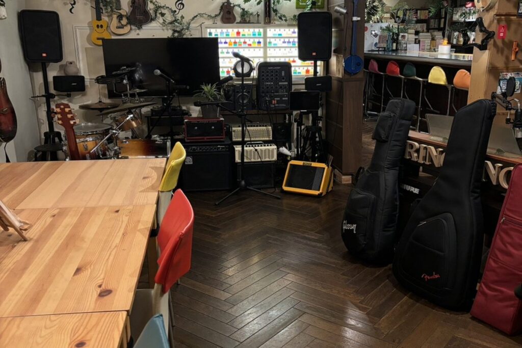 植物と木の温もりがある店内