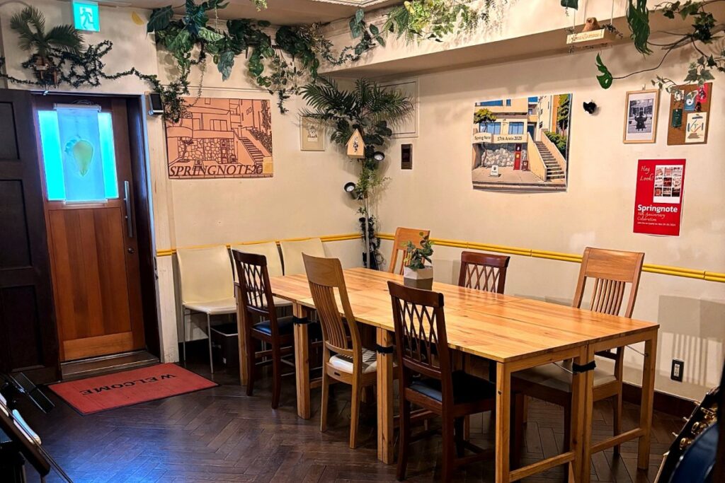 スプリングノートのテーブル席と店内の雰囲気