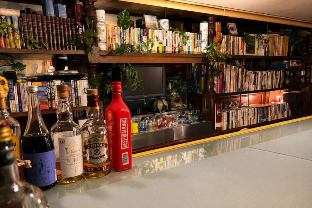 本棚とカウンターがあるスプリングノートの店内