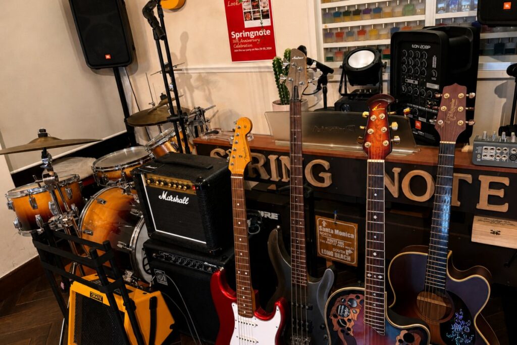 ギターや音響設備があるスプリングノートの店内