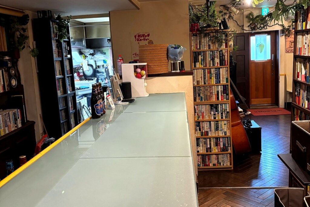 カウンターから見たスプリングノートの店内