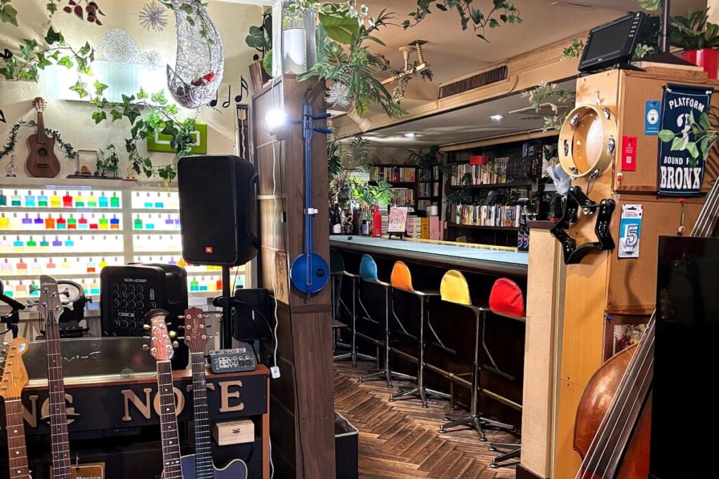 植物とカウンターがあるスプリングノートの店内