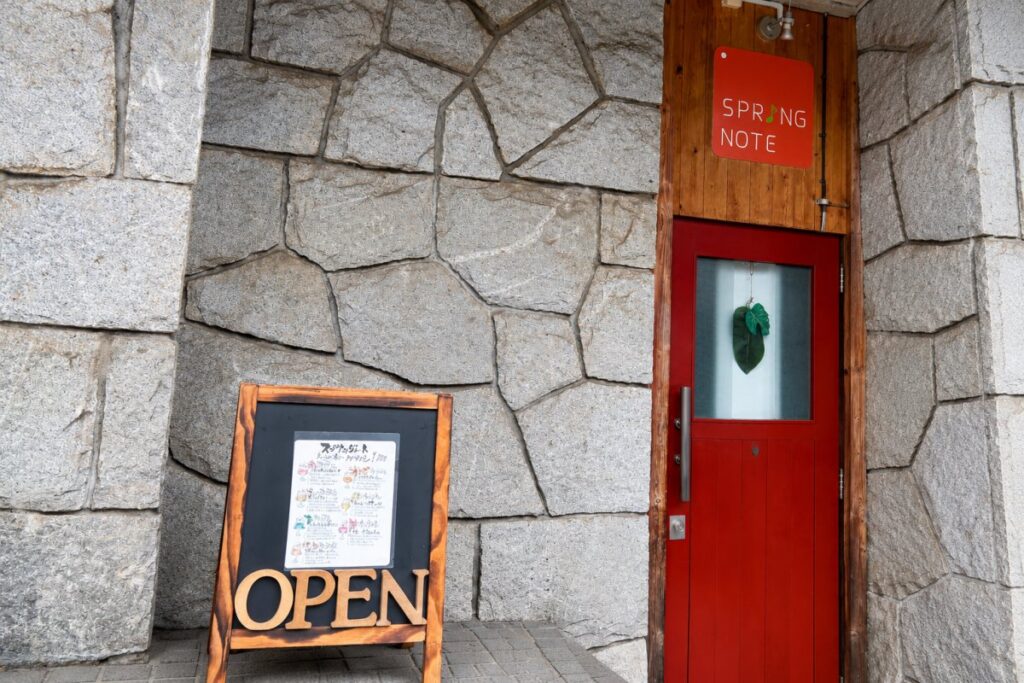 本棚と楽器があるスプリングノートの店内
