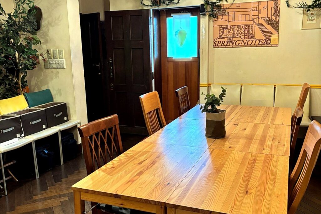 少人数の貸切利用に向いているスプリングノートの店内