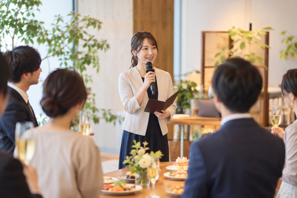 懇親会の司会進行ガイド|式次第・時間配分・台本例を紹介